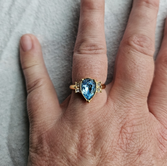 Avon Blue Topaz Teardrop Ring With Clear Rhinestones, Goldtone, Size 8, NWOT - Picture 2 of 10
